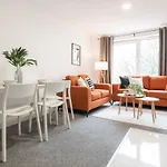Prime 3br Flat Sleeps 6 Free Parking Plus! *