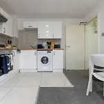 Prime 3br Flat Sleeps 6 Free Parking Plus!