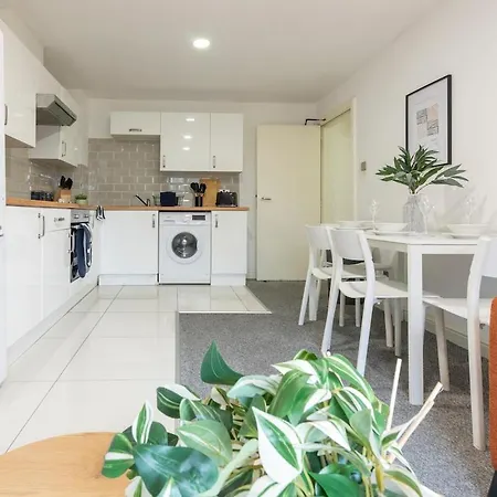 Spacious 3BR Apt Guests 6 Parking Central Leeds Leeds (West Yorkshire)