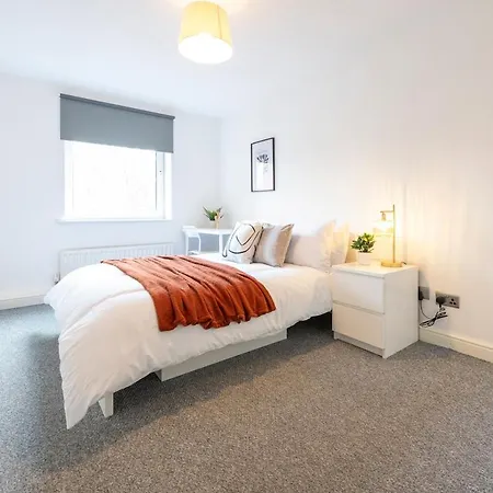Spacious 3BR Apt Guests 6 Parking Central Leeds