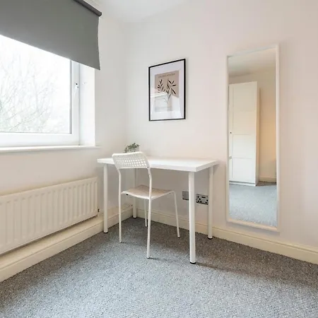 Spacious 3BR Apt Guests 6 Parking Central Leeds * Leeds (West Yorkshire)