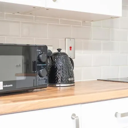 Апартаменты Modern 3br Flat Sleeps 6 Free Parking *