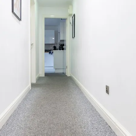 Modern 3br Flat Sleeps 6 Free Parking 아파트