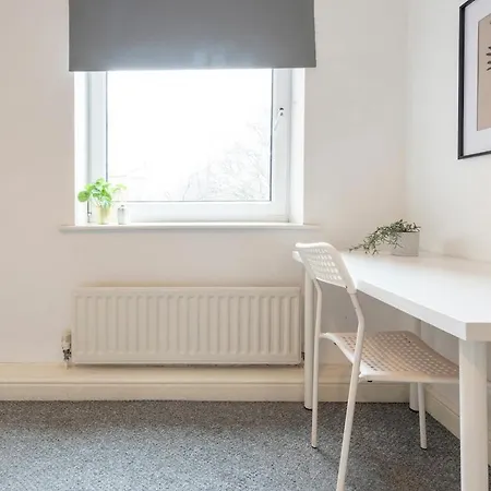 Modern 3br Flat Sleeps 6 Free Parking