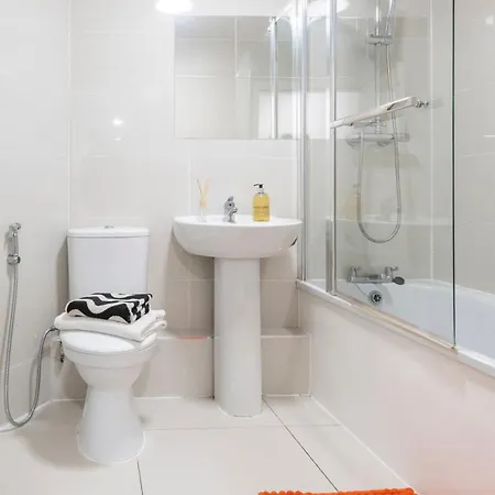 Modern 3br Flat Sleeps 6 Free Parking