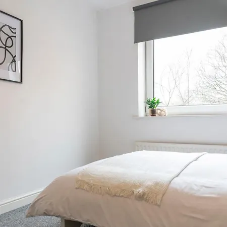 Modern 3br Flat Sleeps 6 Free Parking Апартаменты *