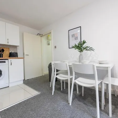 Апартаменты Modern 3br Flat Sleeps 6 Free Parking