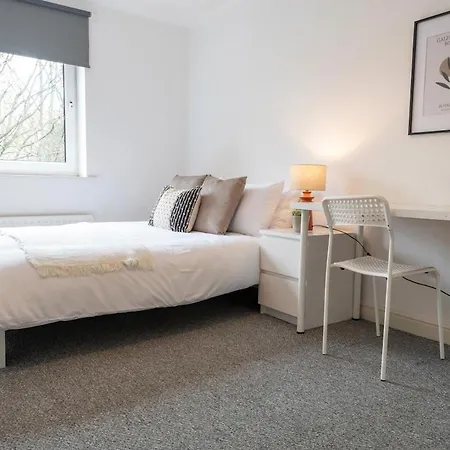 Апартаменты Modern 3br Flat Sleeps 6 Free Parking
