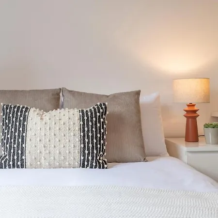 Modern 3br Flat Sleeps 6 Free Parking Лидс