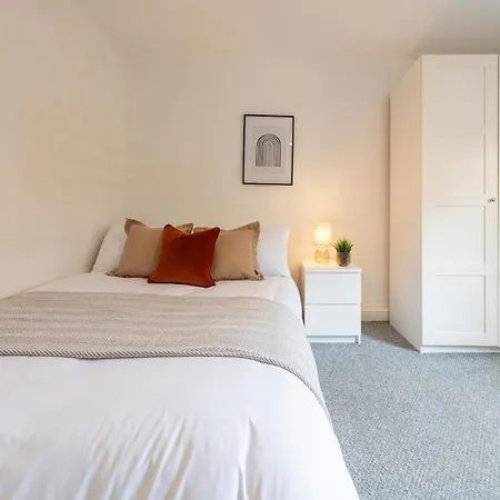 Modern 3br Flat Sleeps 6 Free Parking Apartment
