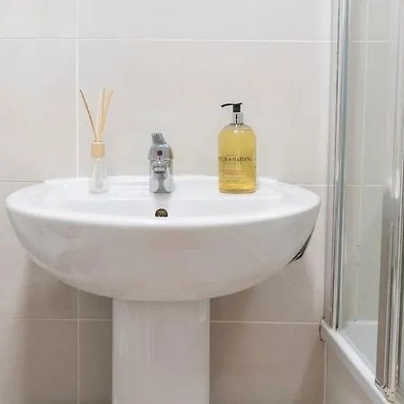 Modern 3br Flat Sleeps 6 Free Parking *