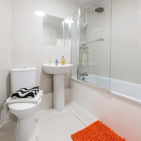 Modern 3br Flat Sleeps 6 Free Parking Apartment *