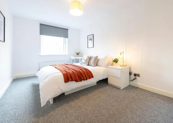 Spacious 3BR Apt Guests 6 Parking Central Leeds