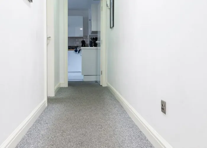 Spacious 3BR Apt Guests 6 Parking Central Leeds Apartamento