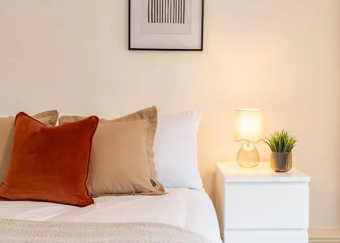 Spacious 3BR Apt Guests 6 Parking Central Leeds