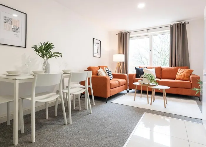 Spacious 3BR Apt Guests 6 Parking Central Leeds *