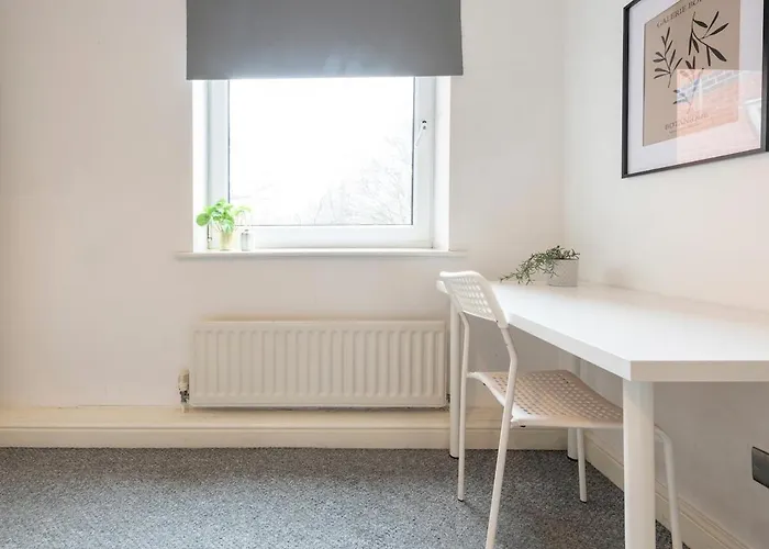 Spacious 3BR Apt Guests 6 Parking Central Leeds