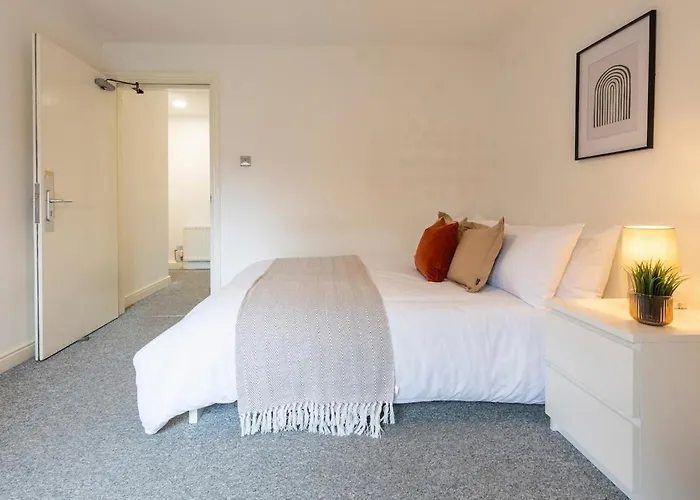 Apartamento Spacious 3BR Apt Guests 6 Parking Central Leeds