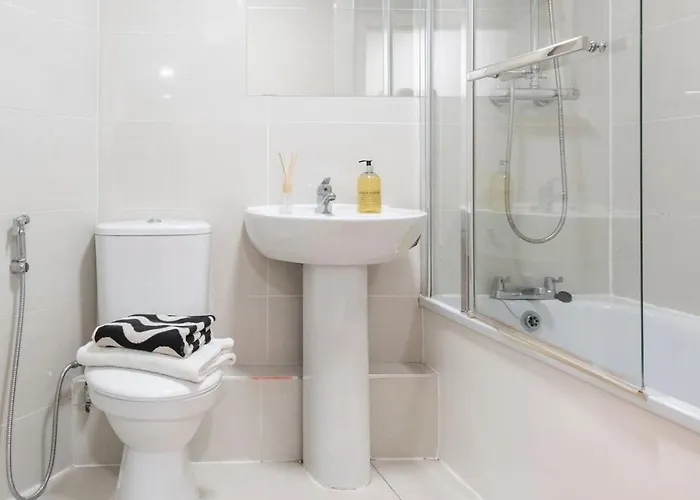 Spacious 3BR Apt Guests 6 Parking Central Leeds