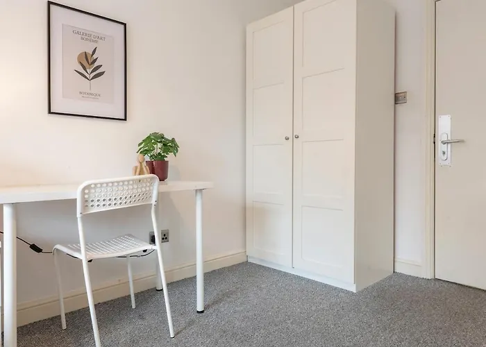 Spacious 3BR Apt Guests 6 Parking Central Leeds Apartamento *