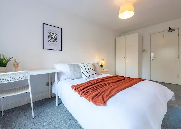 Spacious 3BR Apt Guests 6 Parking Central Leeds * Leeds (West Yorkshire)