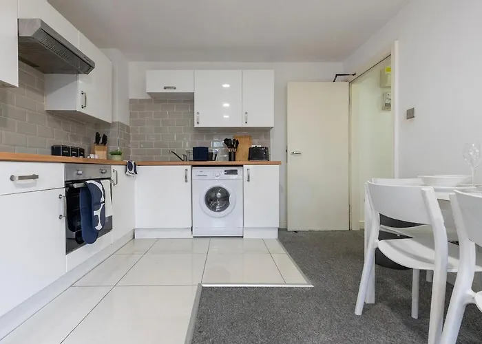 Spacious 3BR Apt Guests 6 Parking Central Leeds