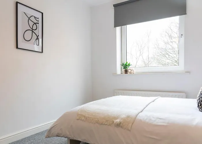 Spacious 3BR Apt Guests 6 Parking Central Leeds Apartamento *