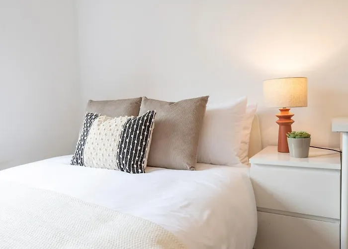 Spacious 3BR Apt Guests 6 Parking Central Leeds * Leeds (West Yorkshire)