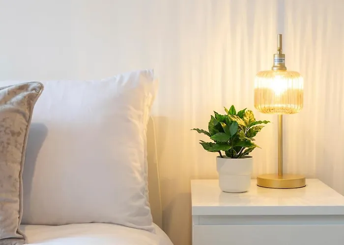 Spacious 3BR Apt Guests 6 Parking Central Leeds Apartamento