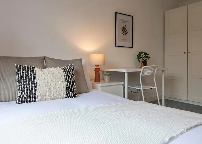 Spacious 3BR Apt Guests 6 Parking Central Leeds * Leeds (West Yorkshire)