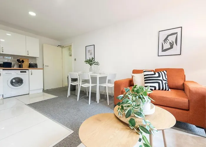 Spacious 3BR Apt Guests 6 Parking Central Leeds