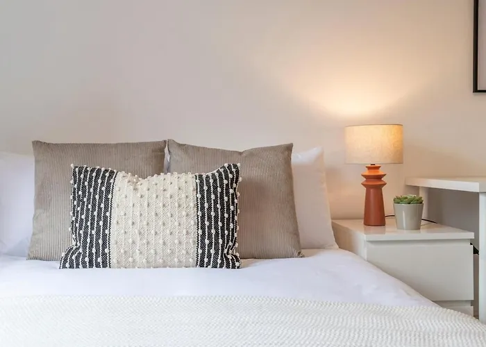 Spacious 3BR Apt Guests 6 Parking Central Leeds Leeds (West Yorkshire)