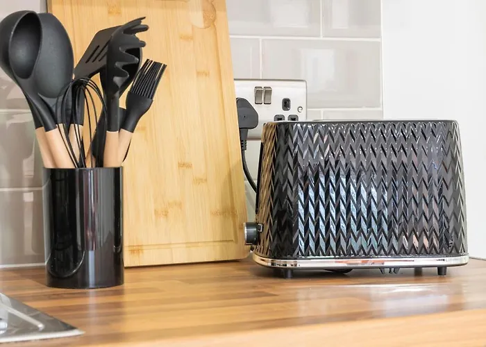 Spacious 3BR Apt Guests 6 Parking Central Leeds Apartamento