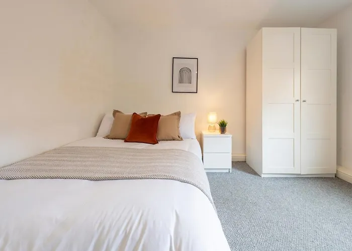 Spacious 3BR Apt Guests 6 Parking Central Leeds Apartamento