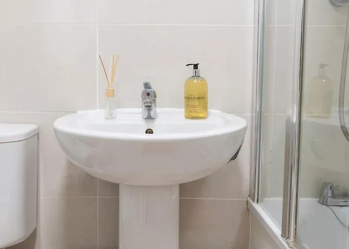 Spacious 3BR Apt Guests 6 Parking Central Leeds *