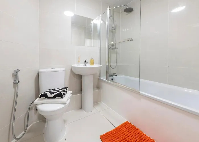 Spacious 3BR Apt Guests 6 Parking Central Leeds Apartamento *