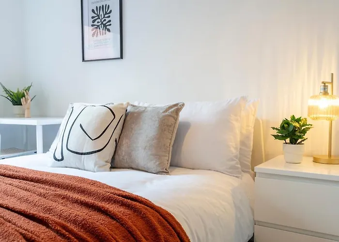 Spacious 3BR Apt Guests 6 Parking Central Leeds