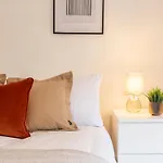 Prime 3br Flat Sleeps 6 Free Parking Plus!