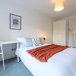 Prime 3br Flat Sleeps 6 Free Parking Plus! * Leeds (West Yorkshire)