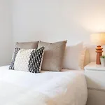 Prime 3br Flat Sleeps 6 Free Parking Plus! * Leeds (West Yorkshire)