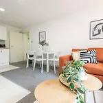 Prime 3br Flat Sleeps 6 Free Parking Plus!
