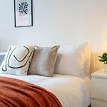 Prime 3br Flat Sleeps 6 Free Parking Plus!